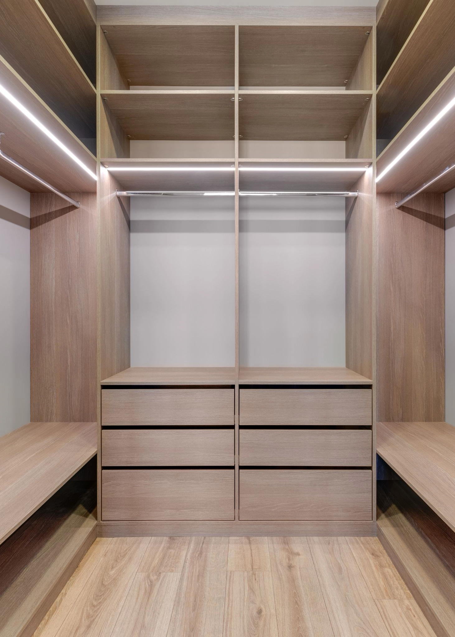 Dressing sur mesure optimiser chaque centimètre de votre espace bois clair