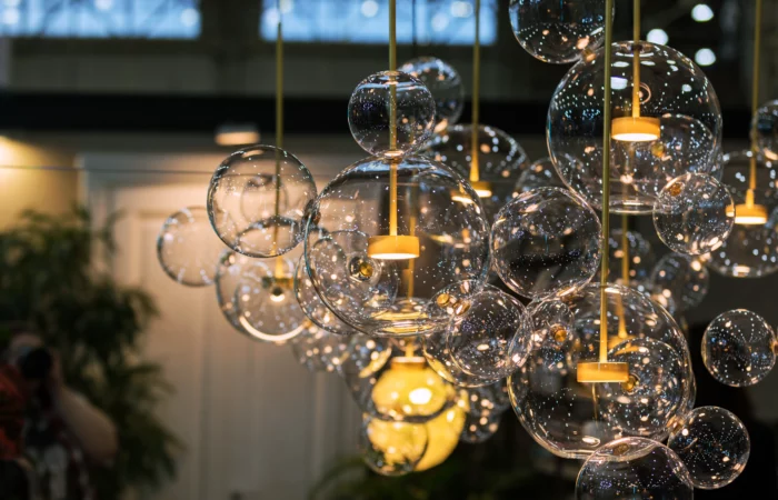 Les tendances luminaires 2025 styles et matériaux à adopter