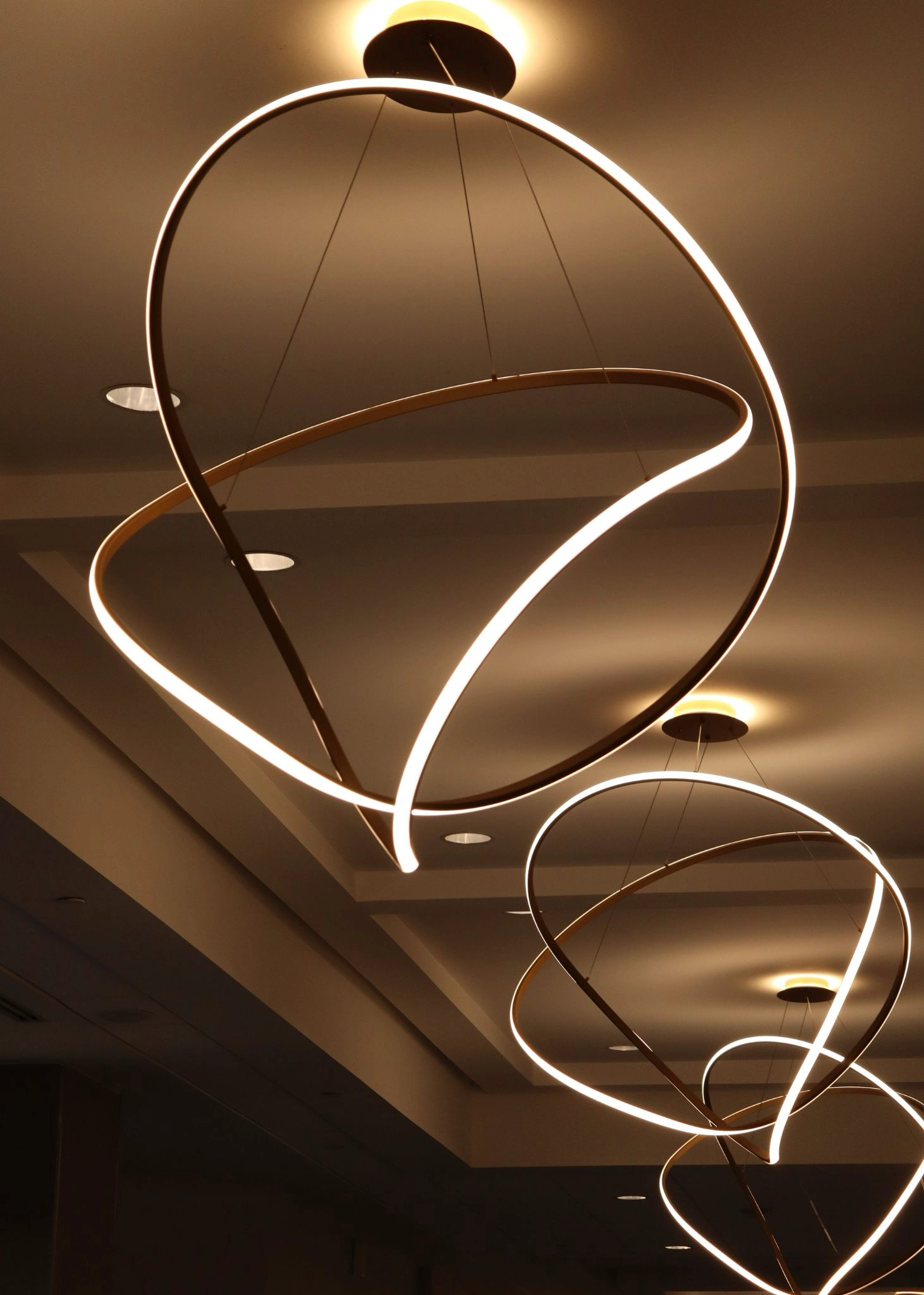 Les tendances luminaires 2025 styles et matériaux à adopter maisonna luminaire abstrait morderne design forme