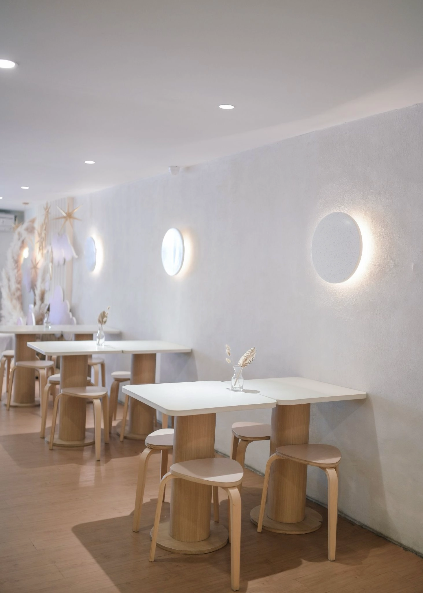 restaurant bois et blanc - design intérieur maisonna